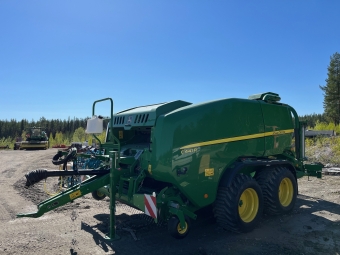 Inplastarpress John Deere C441R med boggie John Deere C441R boggie 500/45-22.5 hjul
Pick-up 2,2m
Maxicut HC 25
Pivohjul fr pick-up
Automtic smrjsystem1000v/min kraftuttag
Greenstar 4240 monitor
Balresare inkl matta