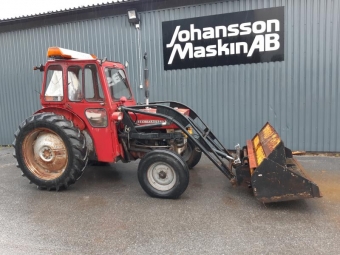 MASSEY FERGUSON 135 L LAST SKOPA SMS vrigt MASSEY FERGUSON 135 L LAST S 70000 Momsfri
3600 timmar, l lastare, hel hydraulisk, snskopa med nya stl
ny tilttub i lastaren ven ngra nya hydraulslangar utbytta.
12,4-32 Broddkedjor och hitchkrok  Torrsprickor i bakdcken.
Ledlyse fram och bak, varningsljus p taket.
Trima Sms  3-cylinders motorn
Bakvikt