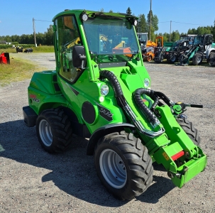 Kompaktlastare Avant 745 Avant 745 Superfin Avant 745, endast 382 timmar sljes fr kundsrkning. Stark 4 cyl. Kubota motor p 49 hk och hela 70 l/min. 
Extrautrustad med: Hytt LX, Arbetsbelysning 2+1st 2500lm, Elfunktion extra till joystick, Hjul 320/55-15 Traction, 
Motorvrmare 230V, Flytlge, Kulkoppling 50mm + sprintdrag, Bakre sidovikter 180kg totalt samt Extra dubbelverkande uttag fram.