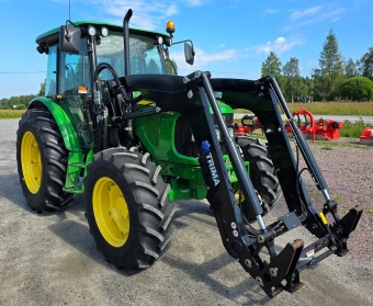 John Deere 5070M med Trima 260p frontlastare John Deere 5070M Nu finns det tillflle att infrskaffa en superfin 5070M, alltid sttt i varmgarage och endast 213 timmar p mtaren. 4,5 Liters - 4 cylindrig motor med ett bra vrid och en fin gng. Hela maskinen r i s gott som nyskick, mste ses! Sljes fr kundsrkning.