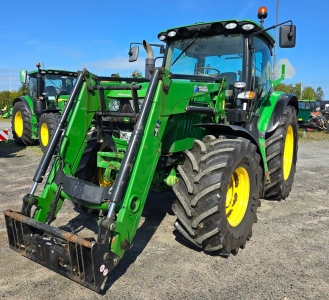 John Deere 6115R Premium med Trima T+4.1 Euro-SMS John Deere 6115R Premium Mycket trevlig och komfortabel maskin sljes fr kundsrkning, vlkommen in fr en visning! 
Trima T+4.1P Euro-SMS, Framaxelfjdring.