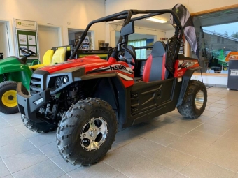 Hisun 250 UTV STRIKE SPORT RD Hisun 250 UTV STRIKE Superkul Maskin!
UTV 250cc
Automat
Delphi Insprutning (EFI)
Vattenkyld
Hg/Lg vxel med back
Bakhjulsdrift
Trepunktsblten
Kromade aluminiumflgar
Digital instrumentpanel
Skyddsbge fram
LED-lampor fram och bak
Elstart
Offroad dck
Skivbromsar fram och bak
Lastbdd bak
Skinnimitation stolar
Toppfart 70km/h