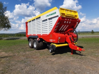 PTTINGER JUMBO 8400 65 KNIVAR MED SYRATANK vrigt PTTINGER JUMBO 8400 65 KNIVAR Demokrd ca 50 ha   ord pris ca 2200000 exkl moms
Demopris 1895000 exkl moms
Syratank 600 liter med pumputrustning
PTO drive shaft SFT-EH, 3500 Nm, 1 3/8" 6-spline 
A100070 1 Hydraulic brake (in lieu of pneumatic brakes) 
A105055 1 Tandem-chassis with parabolic suspension, 
stabiliser strut, axle load 18 to, 40 km/h
A110030 1 Steering axle 
A115220 1 Track 2050 mm BPW, 10-hole 
A130260 1 800/45 R 26,5
A135030 1 Equipment Export 
A150350 1 Low hitch towing with ball-coupling 80 mm, 4000 kg 
A155050 1 Pick-up standard position control 
A200150 1 Profiline comfort control system, ISOBUS, without terminal
A202240 1 EXPERT 75 ISOBUS Terminal InCab 
A240020 1 Torque measurement on drive belt for loading and unloading mode
A245010 1 Automatic loading controlled according to forage compaction, measured at the scraper carrier
A205010 1 Rear operation for scraper floor 
A215010 1 Load-sensing equipment 
A225050 1 Lighting package 2 (4 x Floodlights for reversing, tailgate with 2 additional top mounted backup lights
and blinker indicators)
A230010 1 Fill level sensor, rear gate 
A235020 1 Demarcation lights 
A300120 1 Controlled floating pick-up with hydraulic drive and 
rows of tines, central suspension for 120 mm vertical travel of the tines
A305120 1 Trailing jockey wheelScraper floor lowered 250 mm with 4 flat link chains, 
double bolted
A365030 1 2-gear motor for 2 scraper floor speeds with boost 
function for max. unloading speed
A400120 1 Intelligent movable front panel with adjustable and 
controllable forage compression flap for selectable
loading and unloading strategy
1 Loading space increase for 26.5" tyres, additional 
volume depending on model from 
1 English advertising board 
5601.55.045.0 1 A740010 - ISOBUS tractor cab cable