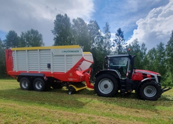 PTTINGER JUMBO 8400 65 KNIVAR MED SYRATANK vrigt PTTINGER JUMBO 8400 65 KNIVAR Demopris 1895000 exkl moms, krd ca 50 hektar
Syratank 600 liter med pumputrustning
PTO drive shaft SFT-EH, 3500 Nm, 1 3/8" 6-spline 
A100070 1 Hydraulic brake (in lieu of pneumatic brakes) 
A105055 1 Tandem-chassis with parabolic suspension, 
stabiliser strut, axle load 18 to, 40 km/h
A110030 1 Steering axle 
A115220 1 Track 2050 mm BPW, 10-hole 
A130260 1 800/45 R 26,5
A135030 1 Equipment Export 
A150350 1 Low hitch towing with ball-coupling 80 mm, 4000 kg 
A155050 1 Pick-up standard position control 
A200150 1 Profiline comfort control system, ISOBUS, without terminal
A202240 1 EXPERT 75 ISOBUS Terminal InCab 
A240020 1 Torque measurement on drive belt for loading and unloading mode
A245010 1 Automatic loading controlled according to forage compaction, measured at the scraper carrier
A205010 1 Rear operation for scraper floor 
A215010 1 Load-sensing equipment 
A225050 1 Lighting package 2 (4 x Floodlights for reversing, tailgate with 2 additional top mounted backup lights
and blinker indicators)
A230010 1 Fill level sensor, rear gate 
A235020 1 Demarcation lights 
A300120 1 Controlled floating pick-up with hydraulic drive and 
rows of tines, central suspension for 120 mm vertical travel of the tines
A305120 1 Trailing jockey wheelScraper floor lowered 250 mm with 4 flat link chains, 
double bolted
A365030 1 2-gear motor for 2 scraper floor speeds with boost 
function for max. unloading speed
A400120 1 Intelligent movable front panel with adjustable and 
controllable forage compression flap for selectable
loading and unloading strategy
1 Loading space increase for 26.5" tyres, additional 
volume depending on model from 
1 English advertising board 
5601.55.045.0 1 A740010 - ISOBUS tractor cab cable