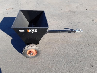 XYZ SANDSPRIDARE  100 ATV vrigt XYZ SANDSPRIDARE  100 ATV Enkel och robust konstruktion 
Driftsker med knastervals p bda hjulen som man enkelt kan koppla ur
Justerbar utmatning 1m bred
50mm Kuldrag perfekt fr 4-hjuling
Vi har 2st lagermaskiner kvar frst till kvarn..
10000 ex moms gller endast dessa