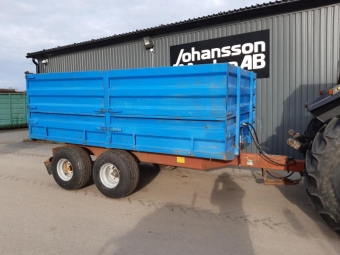 CABROVERKEN 8TON TIPPVAGN BOGGI vrigt CABROVERKEN 8TON TIPPVAGN BOGG Uppdrag
400x220x120 L,B,H Flaket, Plt botten
400/60-15,5 Dck
Hydrualisk broms
Drag fr efterfljande 50mm kula + sprintdrag+ eluttag 7stift
Cabroverken AB Sderhamn