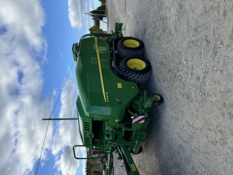 Inplastarpress John Deere C441R med boggie John Deere C441R boggie 500/45-22.5 hjul
Pick-up 2,2m
Maxicut HC 25
Pivohjul fr pick-up
Automtic smrjsystem1000v/min kraftuttag
Greenstar 4240 monitor
Balresare inkl matta