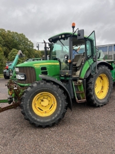 JOHN DEERE 6330 PREMIUM TRAKTOR FR.LYFT PTO (KUND) John Deere 6330 PREMIUM TRAKTOR (KUND) KUNDFRMEDLING
...
FRONTLYFT  PTO  JD ELJOYSTICK  3 DV. UTTAG BAK  HYDR. BROMS 
HOLMS 280 VIKPLOG  FJRS 850/1800 HYDRAULDRIVEN SANDSPRIDARE 
...
MNR 83922
...
PRIS EXKL. MOMS: 495.000:-
...
Vi reserverar oss fr felskrivning. Kontakta alltid oss innan du ker och tittar, s vi kan skerstlla att maskinen finns p plats.
