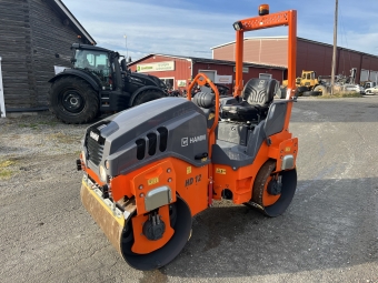 Tandemvlt Hamm HD12VV 2,5 Ton (loadup24) Hamm HD 12 VV Tandemvlt Serienummer H230.6578, rsmodell 2023.

Enkel, intuitiv och sprkneutral manvrering
Ergonomisk frarplats
Utmrkt sikt ver valskanter, maskin och byggplatsomrde
Kompakta mtt
Enkel transport, enkel lastning
Maximal arbetsbredd 1250 mm
Axellast, fram/bak 1335/1360 kg
Valsbredd fram/bak 1200/1200 mm
Effekt ISO 25hk

Utrustning:
0070 2059553 ROPS, fllbar
0080 2067419 Frarste svart skinnimitation, komfortutrustning
0090 2624600 Belysningspaket fr krning p allmn vg
0100 2068295 Hydraulolja, biologiskt nedbrytbar (Panolin)
0110 2478579 Reservdels- och anvndardokumentation engelska (EN)
0120 2478453 Teknisk dokumentation - landsspecifik version Sverige
0130 2275441 Brandslckare
0140 2073868 Frostskyddsinjektering
0150 2073657 Backningslarm
0160 2765782 WITOS (MF2, 4G) - Professionell Telematiklsning fr maskininsats- och
serviceoptimering.
0170 2036473 Arbetsstrlkastare p ROPS, 2 st, halogen
0180 2357955 Varningsljus, LED
0190 865788 Batterifrnskiljare med vajerkontroll
0200 2624606 Motorhuv med ljudisolering

Vlt
Dynapac
Volvo
Bomag