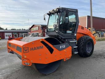 Jordpackningsvlt Hamm H13i 13 ton Hamm H13i jordvlt Serienummer H267.0596, rsmodell 2022
Manverkoncept Easy Drive
Utmrkt sikt ver maskin och byggarbetsplats
Elektroniskt maskinstyrningssystem HAMMTRONIC
Hg packningskapacitet genom hg linjelast och stora amplituder
Trepunkts midjeled fr utmrkt grepp och terrngframkomlighet
Visning av mttenheter, metriskt
Avstrykare av plast, fr slt vals
ROPS-hytt med vrme- och klimatanlggning
Frarste med hgt ryggstd, skinnimitation svart
Rattstng med komforturstigning och lutningsbar instrumentpanel
Vridbar stol
Belysningspaket fr krning p allmn vg
Komfortinstllning av vnster armstd fr stol med hgt ryggstd
Frberedelse fr radio
Bluetooth-grnssnitt fr Smart Doc:
Bluetooth-grnssnitt fr verfring av mtdata, t.ex. styvhetsmtvrden HMV, asfaltens
yttertemperatur, hastighet etc., frn maskinen till mobila anordningar, t.ex. smarttelefoner
HAMM Compaction Meter (HCM)
Instrument fr kontroll av packningen under packningsprocessen genom kontinuerlig mtning
av materialets styvhet/brfrmga.
WITOS (MF2, 4G) - Professionell Telematiklsning fr maskininsats- och
serviceoptimering.
Arbetsstrlkastare p hytt, 4 st, halogen
Roterande varningsljus p hytten, halogen
USB-laddanslutning
Motorhuv med elektrisk komfortppning
Batterifrnskiljare, elektronisk

Vlt
Dynapac
Bomag
Volvo