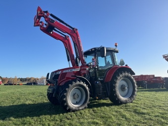 MF 6715S D6 ES Lastare FL 4124 sms Massey Ferguson 6715S dyna 6 Mycket trevlig mellanstor traktor p max 175 hp,
Dck 600/65-38 fram 480/65-28.
4 dubbelverkande uttag bak och CCLS-hydraulik med uttag 110 l/min.
Endast en gare, alla servicear gjorda av Imago.
Dyna-6 vxellda med autofunktion och fram/back funktion i lastarspak.
Lastare FL 4124 med mekanisk spak, 
Vid frgor ring John 0498-654508 Eller Tobbe p 0498-654505
fri leverans Oskarhamn eller Nynshamn
