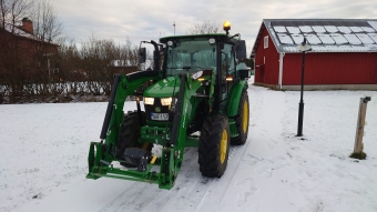 John Deere 5058E 4WD traktor m. l X2S lastare John Deere 5058E 4WD John Deere 5058E 4WD traktor med-
24F+24R PowrReverser-kopplingsfri
Avgas rr vid hyttstolpe-
l frontlastare X2S Euro-
ErgoDrive hydraulsats-
3:e hydraulfunktion-
Lastdmpare-