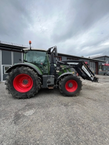 FENDT 720 VARIO Q7M FRONTLYFT/PTO Fendt 720 VARIO Ca: 6700h
Stora service gjord.
Frontlyft/pto. 
Quicke Q7M lastare med euro/sms fste. 
Nya framdck. 
Nya framskrmar. 
Isobus. 
Ls M.M. 
710/70R38. 
600/65R28.