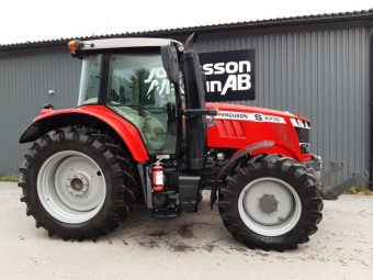 MASSEY FERGUSON 6715S ES DYNA 4 vrigt MASSEY FERGUSON 6715S 795000 ex moms Endast 420 tim
Frontlyft 3,2T och Front PTO
100 liters pump
TRELLEBORG 540/65-38 och 440/65-28 Svetsad flg
Hydralisk och Luft Slpvagns broms
LQ001 - Vattenavsk. extra brnslefilt.
EA637 - 16/16 D4 Autodrive - 40 km/tim
DP100 - OC 100 l/min (Dubbla pumpar)	
WE100 - Fasta framskrmar - standard
AE026 - Luftfjdrad frarstol
AQ001 - Luftkonditionering
AG003 - Instruktrsste med sk.blte
AK001 - Bakre torkare/spolare
VG103 - Arbetsljus 4 fram & 4 bak
MU002 - 3:e mek. ventil OC
LA002 - "PTO inv. vxl. 540/1000 6-sp
2018