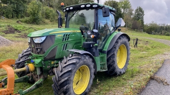 JOHN DEERE 6105R AP TRAKTOR FR.LYFT PTO John Deere 6105R AP TRAKTOR FR.LYFT PTO AP  600/65X38 480/65X28 MICHELIN CA 90%  TLS  CLIMA TRAC  LUFTSTE DELUXE  JD EL 3-F
PREMIUM RADIO  STARTSPRR  EXTRA OLJA 14l  BELYSNING II  HYDR. BROMS
TOUCHSCREEN  DUBBLA ROT.V.LJUS  4 DV. UTTAG BAK  2 DV. UTTAG FRAM  
BUKLTAR  JOHN DEERE H340 LASTARE  ZUIDBERG FRONTLYFT PTO
...
MNR 17766
...
PRIS EXKL. MOMS: 995.000:-
....
Vi reserverar oss fr felskrivning. Kontakta alltid oss innan du ker och tittar, s vi kan skerstlla att maskinen finns p plats.
