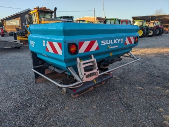 Konstgdselspridare Sulky X40+ 600L frhjning Sulky X40+ Maskinnr: 27774
Serienr: 22GD04151
Econov 18-28m
Kontrollsystem ISOLINK 12-sekt
600L frhjning
Stege