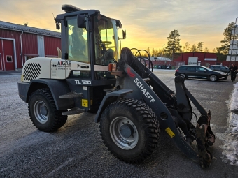 Hjullastare Schaeff Terex TL120 Schaeff TL120 Stark smidig lastmaskin som fungerar mycket bra sljes fr kundsrkning tillsammans med ett rejlt redskapspaket,
Diagonalblad Sami 3,2m, Klaffskopa Pome, Isrivarblad, Drivex sandspridare, Pallgafflar, Planeringsskopa LS 2,45m 2019, Norje volymskopa, YPV terfyllnadsskopa.
Dieselvrmare, komradio, nya dck!