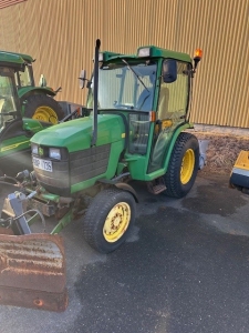 JOHN DEERE 4410 KOMPAKTTRAKTOR John Deere 4410 KOMPAKTTRAKTOR SNUTRUSTAD  FJRS 250/1100 SPRIDARE FJRS 175 VIKPLOG
2 PEDALS HYDROSTAT EXTRA LJUS FRAM OCH BAK ROTERANDE LJUS
...
MNR 82399
...
PRIS EXKL. MOMS: 139.000:-
...
Vi reserverar oss fr felskrivning. Kontakta alltid oss innan du ker och tittar, s vi kan skerstlla att maskinen finns p plats.
