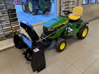 kgrsklippare John Deere X167 med Bercomac snfrs John Deere X167 kgrsklippare Klippdck medfljer
Grsklippare och snrjare i ett
Minitraktor