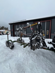 FARMA 538 SKOGSVAGN MED KRAN Farma 538 5,5TON
KRAN 3,8M
STDBEN 
10.00-12 HJUL
WINCH MED FJRRKONTROLL
EXTRA 3P-FSTE TILL KRAN.

BOSTRMS TRAKTOR & MASKIN I BJSTA.