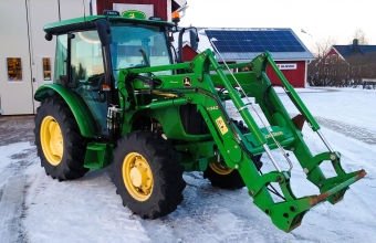 John Deere 5055E m.utr.enl.separat spec. John Deere 5055E 12/12 POWRREVERSER TRANSMISSION
KOPPLINGSFRI F/B VID RATT
VERTIKALT AVGASRR
HYTT MED VRME  OCH AC
BAKDCK 380/85 R28
FRAMDCK 320/85 R20