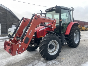 Massey Ferguson 5435 med MF 935-Lastare Massey Ferguson MF 5435 Denna maskin omfattas ej av ML Trygghetskp 3mn/100tim
Maskinen sljes fr kunds rkning. Fr mer information, kontakta din
sljare