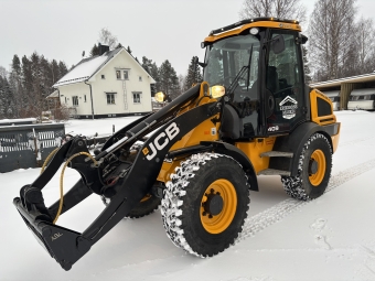 Lastmaskin JCB 409 Nordic edition JCB 409 Nordic Edition Nyservad 
Centralsmrjning
Snabbkoppel hydraulik typ faster
Drag bak kula med tipputtag
Trima fste ABL
Hgfldeshydraulik
AC
Luftstol
Mycket extrabelysning

Redskap som fljer med:
Vama EPS 225 Klaffskopa
YPV Planeringsskopa
YPV Lngskopa
Pallgafflar