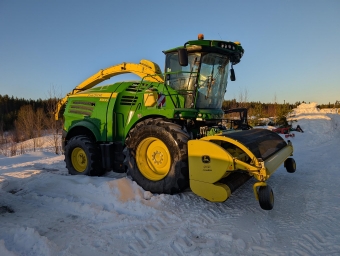 John Deere 8300 Exakthack utrustad enligt spec. John Deere 8300 Uppskattat antal hacktimmar: 700 timmar.
965 motortimmar.
John Deere 649 Pickup.
John Deere SPFH. Hack. Exakthack. Sjlvgende hack.