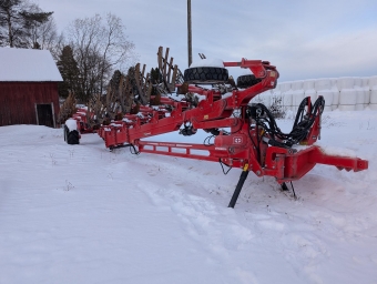 Bogserad Vxelplog Gregoire Besson  Voyager 80 Gregoire Besson Voyager 80 10 skr In/On-land med 4,3m offset
Hydraultryck stenutlsning 150 bar
Kontrollbox 2 funktioner
Djuphllningshjul 31/15.5x15
Vndskiva spaltad CV7
Kroppavstnd 100 cm
Stenutlsning hydraulisk
Trepunktsfste CAT IIIN / IVN
Hydraulisk lyft av bakre plog
Ljusramp basic

Denna maskin omfattas ej av ML Trygghetskp 3mn/100tim
Maskinen sljes fr kunds rkning utan garanti.
Fr mer information kontakta din sljare.