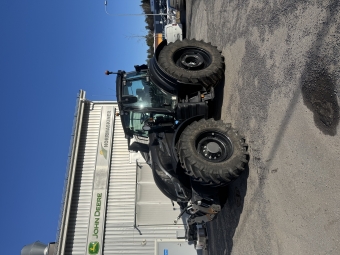 Traktor Valtra T 235 Direct Valtra T235 med frontlyft 