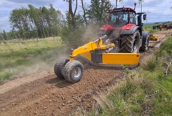 Hyvelblad Meri Grader MGR-420 Suokone Merigrader MGR-420 Norrmaskiner Svensk importr.
Vi salufr Meri-Grader i hela Sverige
Bra fraktvillkor. Direktleverans frn Fabrik

Fr sommar och vinterbruk
Med MeriGrader kan du jobba i bda frdriktningarna vilket inte gr att gra med konkurrerande hyvelblad. 
Kompakt konstruktion och enkel att vika ihop i transportlge, mjligt att vika upp hjulen 90 grader exempelvis
Arbetshastighet upp till 20-25km/h pgrund av patenterad lsning. Sidopltarna r flexibla.
Konkurrerande mrken med fast sidopltar har en arbetshastighet upp till 6km/h annars vibbrerar det fr mycket.
Aggressiv skrvinkel vilket gr det lttare att jobba ned i marken med bladet.

Suokone/Mericrusher
Vghyvel
Hyvelblad fr traktor
Schaktblad
Grader

www.norrmaskiner.se