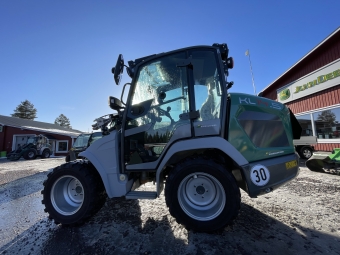 Kramer KL14.5 Kramer KL 14.5 Kramer KL 14.5 
Nypris Kramer 14.5: 795 000 kr exkl moms.
Utrustning:
Automatic suspension
Low cab
100% lock - selective
CSD and hand gas
30 km/h (19 mph)
Steer select frnt/4w/crab
Socket 7 pin front
Preheat cooling water 230V
Shunting coupling
Floating position
Add hyc front
Rotating beacon standard
Working light front 2x LED
Licence plate illumination
Security 24 (2000h)
315/55R16 Conti MPT81 ET-35

Denna maskin omfattas ej av ML Trygghetskp 3mn/100tim
Maskinen sljes fr kunds rkning utan garanti.
Fr mer information kontakta din sljare.