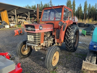 Traktor Massey Ferguson 185 S Massey Ferguson 185 S Denna maskin omfattas ej av ML Trygghetskp 3mn/100tim
Maskinen sljes fr kunds rkning. Fr mer information, kontakta din
sljare