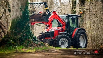 MASSEY FERGUSON 4708M DYNA 2 FRISIKT vrigt MASSEY FERGUSON 4708M DYNA 2 MF 3416X lastare Euro/sms 3-e funk dmpare
Kopplings fri F/B med broms till neutral 40km/h 24/24
Hithc krok med swing back funtion
Mek lastar spak
540/540e
Ledade Framskrmar
480/70R34 380/70R24
Luftkonditionering
Radio MP3
Instuktrs ste med skerhets blte
Frisikts tak
Luft Stol
Bak rute tork
Automatiskt huvudstrm bryt
Frd ljus p hyttstag