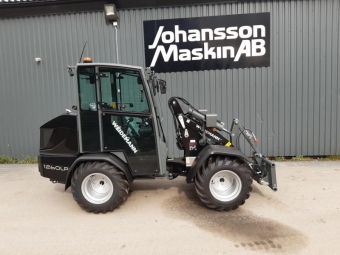 WEIDEMANN 1260LP HYTT  2024 BLACK (DEMO) Övrigt WEIDEMANN 1260LP HYTT  2024 Trima Sms  20 km/h (demo)
3-e funk comfort i joystick och sep med spärr
fri retur och läck olje ledning
Trafik lyse Halogen
Arbetsbelysning Led 3x
31x15.5-15 Mitas TR-07
R820 Medium Press axlar
sidospeglar  H/V
Radio förbredd
Hydralisk låsning sms fäste
Last arms dämpare
El kontakt fram med 2x funktion - 
Tyg stol med luftfjädring MSG93
Bakvikt 100 kg
Perkins 403J-17 18.4 kw S5- Steg 5 motor
Motor och hydral oljetank värmare 220v
Led Varnings lyse orange
44,8/l-min
Weidemann Svart
Tipplast med skopa 1690