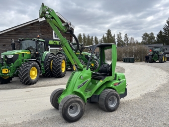 Kompaktlastare Avant 650 utrustad enligt spec. Avant 650 Hjul 26x12.00-12, GR
4X4 med antislipventil och lock on/lock-off diff
Parallellfring
Lastardmpare
Redskapsfste med hydrualisk lsning
Arbetsbelysning LED 700 Lumen
Extra hydrauluttag bak dubbelverkande
Ropsbge med tak och bakvgg
El-funktion till joystick
Kulkoppling 50 mm med sprint
Bakvikt med handtag 29 kg
Motorvrmare