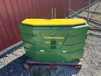 Frontvikt Kaber 1600kg med lda och Norrmaskinerlogga John Deere Frontvikt Kaber med lda 