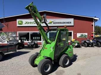 Avant 528 utrustad enligt spec Avant 528 Antislippventil, Led 2+1 700lummen, Bakvikt med hantag, Flytlge,
Elfunktion joystick, Hytt LX, Kullkoppling,
Motorvrmare, Varningsljus.
