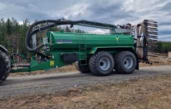 Agronic flytgdseltunna S-17, lastkran och ramp vrigt Agronic S-17 Fyndpris! Agronic flytgdseltunna i nyskick, lite anvnd.

Ett fint tillflle att kunna frvrva en nyare flytgdseltunna i jttefint skick! Sld dec-2021 och helt rtt utrustad.
Sljes fr kundsrkning. 

Agronic S-17. 17 000L, fjdrad boggi-axel med fljande styrning. Fljande utrustning: 
*Broms hydraulisk 4-hjuls 
*Pumparm centralmonterad 8000 l/min 
*Tillvalsutrustning lastningskran: Avlastning via pumparm 
*Ramp med slpskoinjektor 12 m
*Hydraulisk skiftning mellan ramp och spridarplatta 
*Trevgsventil fr omrrning 
*Joystick 5 funktioner el, Krdator, Extra elfunktioner, LS - Load sensing 
*Samt extra LED arbetsljus p kran och bakmonterade