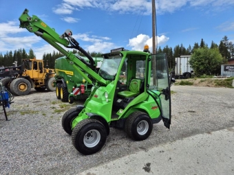 Avant 528 utrustad enligt spec Avant 528 Antislippventil, Led 2+1 700lummen, Bakvikt med hantag, Flytlge,
Elfunktion joystick, Hytt LX, Kullkoppling,
Motorvrmare, Varningsljus.
