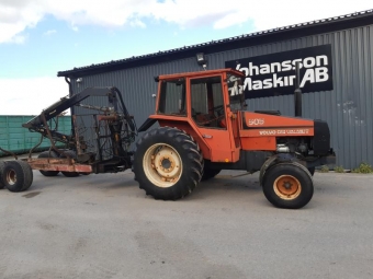 VALMET 505 MED TIMMERVAGN vrigt VALMET 505 MED TIMMERVAGN Vndbar frarplats
Kraftig Skogvagn med dubbelbalkar och vagnstyrning
Boggi 400/60-15,5
Kellve kran med utsjut 1984
