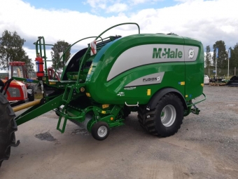 MC HALE FUSION 4 (DEMO) vrigt MC HALE FUSION 4 (DEMO) 680/50 R22.5 VREDESTEIN 
RBW00166 1 COUPLING HITCH 
RBW00796 1 LONG DRAWBAR FUSION 
RBW00376 1 25K SELECTABLE CAMTRACK 
RBW02016 1 CROP ROLLER WITH SPRING TINES 
RBW00339 1 SIDE TIP WITH BOBBINS 
RBW00636 1 REAR WRAPPER CAMERA + DISPLAY 
RBW00649 1 1000RPM GEARBOX 6 SPLINE 
RBW00731 1 NRF LOADING DEVICE 
RBW00915 1 FUSION 4 C/U SEL ELEC