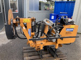 PROCOMAS TS501 STOLPKLIPPARE vrigt PROCOMAS TS501 STOLPKLIPPARE Arbetsmjligheter: Kan anvndas p bde hger och vnster sida med sm modifieringar. Kan monteras fram eller bak p traktorn.
Hydrauliska rrelser: Styrs av elektriska kommandon med justerbart flde.
Klippbredd: Tillgnglig i 55, 65 och 75 cm.
Justerbar klipphjd och lutning: Genom dedikerade hydraulcylindrar.
Lateral frskjutning: 80 cm frlngning av klippenheten.
Automatisk hindervergng: Fr trottoarkanter, vxter och rckesstolpar.
Dubbel hydraulkrets: En fr bladrotation och en fr rrelser oberoende av traktorn.
Hydraulolja: Cirka 80 liter i kretsen.
Maximal effekt: 30 HP (25 kW).
Fint skick, endast lite anvnd.
...
MNR 39067
...
PRIS EXKL. MOMS: 89.000:-
...
Vi reserverar oss fr felskrivning. Kontakta alltid oss innan du ker och tittar, s vi kan skerstlla att maskinen finns p plats.

