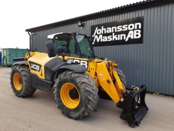 JCB 531-70 TELESKOPLASTARE / TELEPORTER vrigt JCB 531-70 TELESKOPLASTARE 415000 ex moms
Stora BM Hyd lsning 3-e funktion Multifaster
500/70R24
Hitchkrok bak
T4I 111B
styrning fram funkar
Product Specifications ; Max. Lift Height: 7 m ; Max. Lift Capacity: 3,100 kg ;
 Max. Engine Power: 55 kW ; Max. Reach: 3.7 m ; Travel Speed: 33 kph.