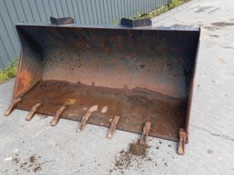 TANDSKOPA STORA BM 200 vrigt TANDSKOPA STORA BM 200 Volvo Bm orginal skopa
0,8 m3 2m bred