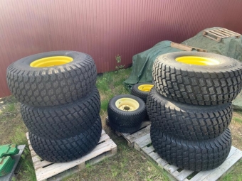 Däck till kompakttraktor 44x18.00-20 bak & 27x10.50-15 fram John Deere Kompletta hjul fram och bak 