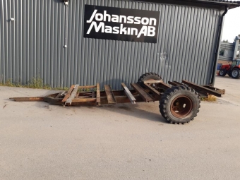 MASKIN VAGN 1-AXLAD vrigt MASKIN VAGN 1-AXLAD 230 bred 480 lng lastyta
10,00-20 14lagers Dck
Lastar ca 4-5 tons grvmaskin
ca 230 mellan dcken.