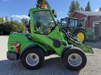 Kompaktlastare Avant 760i enl.spec. Avant 760 i Fullutrustad
Antislipventil med on/off lock diff inkl frihjulskoppling
Led 2500 Lumen
Flytlge .
Parallellfring.
DLX-hytt med AC placerad p tak.
Kulkoppling med sprint.
Motorvrmare.
Sidovikter 180kg.
Lastdmpare.
Hjul 400/50-15 Grsdck .
Elfunktion joystick.
Luftstol.
Hydrauluttag bak dubbelverkande.
Varningsljusramo Beacon.
Hydraulisk redskapslsning.