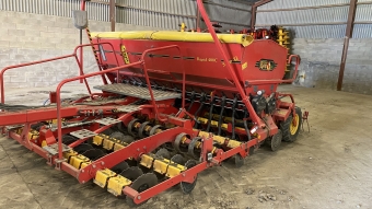 VDERSTAD RAPID 400C SUPER XL SMASKIN Vderstad RAPID 400C SUPER XL SMASKIN SYSTEM DISC  CB HEAVY  OFFSETHJUL  EFTERHARV
SLITDELAR CA 80%
DRIFTSTID: CA 4800 HA
...
MNR 19231
...
PRIS EXKL. MOMS: 349.000:-
...
Vi reserverar oss fr felskrivning. Kontakta alltid oss innan du ker och tittar, s vi kan skerstlla att maskinen finns p plats.

