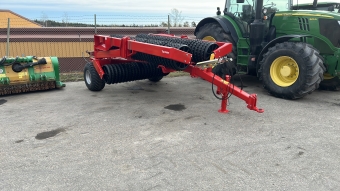 Vlt He-Va Tip Roller 8,2 M HE-VA Tip-roller 8,20 He-Va Tip-Roller 8,20.
560mm cambridgeringar med 9 ekrar.

Ledad mellan mittsektion och sidosektion gr sidosektionerna mittenupphngda och helt oberoende av mittsektionen.
 HE-VA SAT-Systemet verfr vikt frn mittsektion till mitt p sidosektion fr att utjmna den extra vikt frn draget, cylinder
och hjul. SAT = fjderaktiverad viktverfring.
 Smrjbar i alla rrliga led och lager - skrar lng livstid.
 Sidosektionerna p 8,20m och alla tre sektioner p 9,50m och 10,20m er monterat m/stdlager.
 60 mm axlar, specialkvalitet och trippeltta lager
 Transportbredd p max. 2,45 m.

Ring fr mer info.